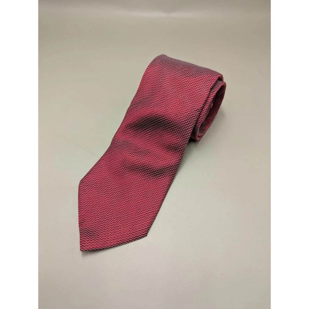 Giorgio Armani Men's 100% Silk Tie Pink Chevron Geometric Made in Italy